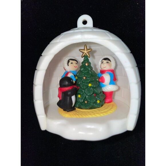 Avon Vintage 1983 Igloo plastic 3” ornament - Picture 2 of 11